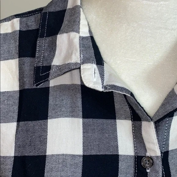 Old Navy Button down blouse -plaid- - Picture 4 of 7